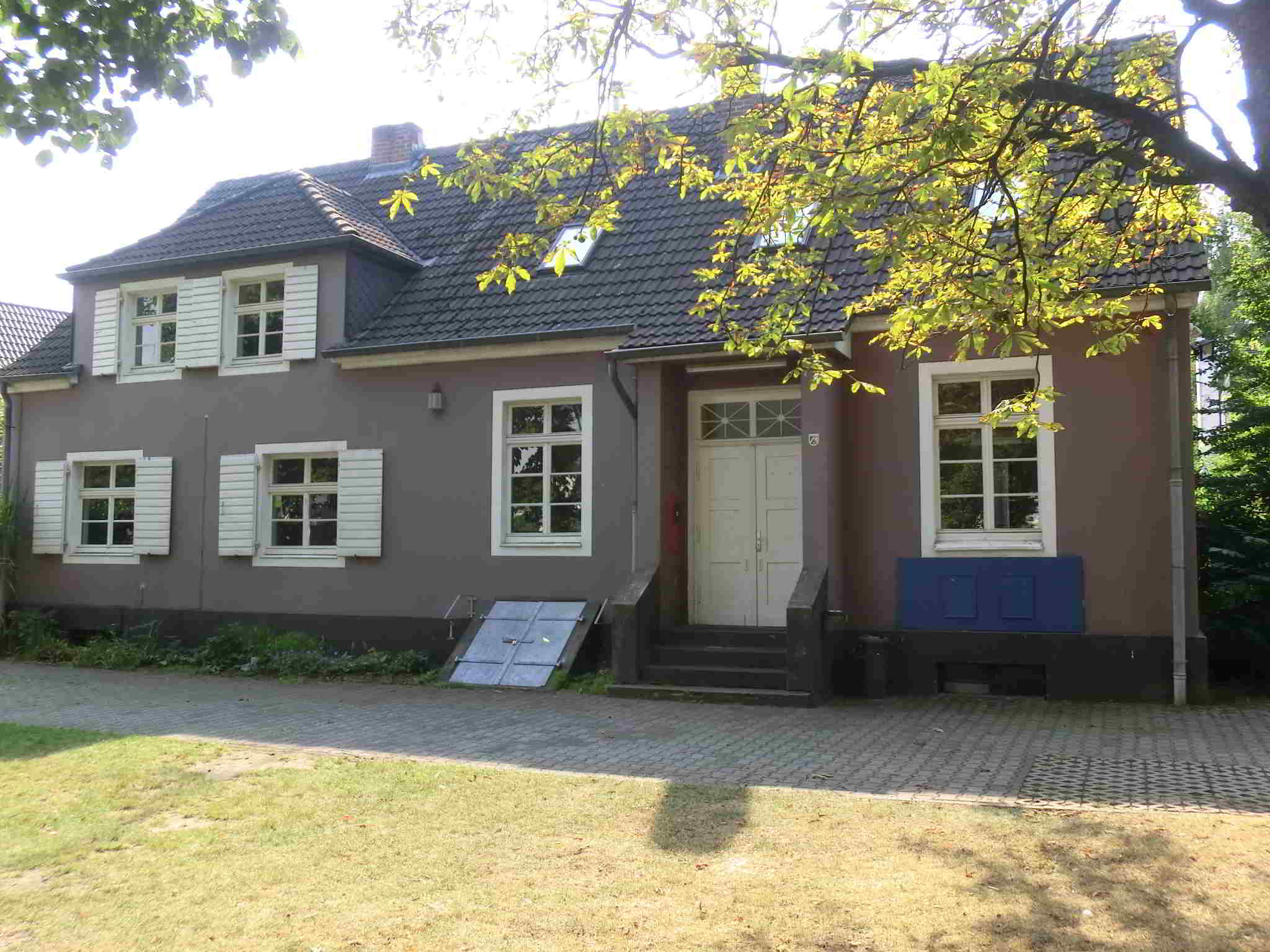 Front der Schule